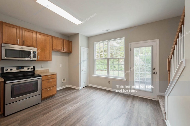 Photo 7 of 14 - 7631 Satinwing Ln, Raleigh, NC 27617