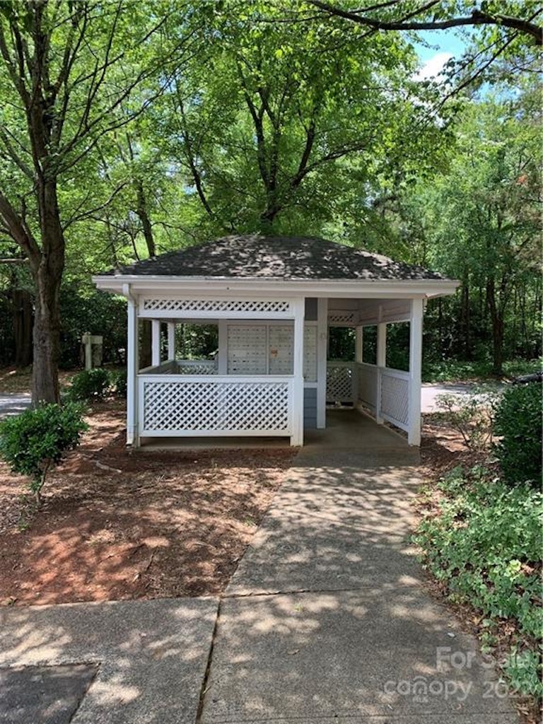 Photo 6 of 32 - 6055 Treetop Ct, Charlotte, NC 28212