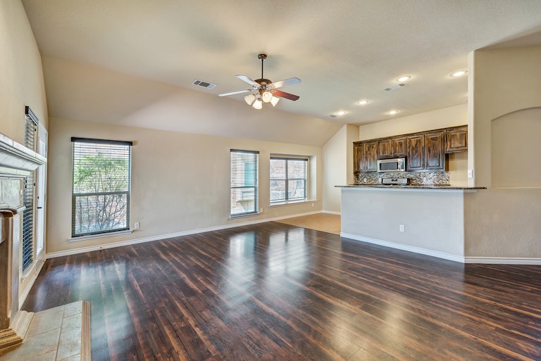 Photo 9 of 25 - 5532 Chinkapin Ln, Fort Worth, TX 76244