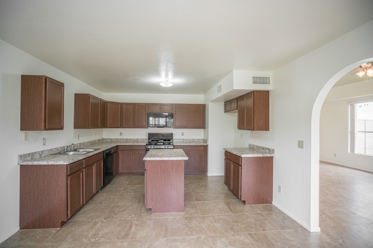 Photo 2 of 28 - 7631 W Ironwood Dr, Peoria, AZ 85345