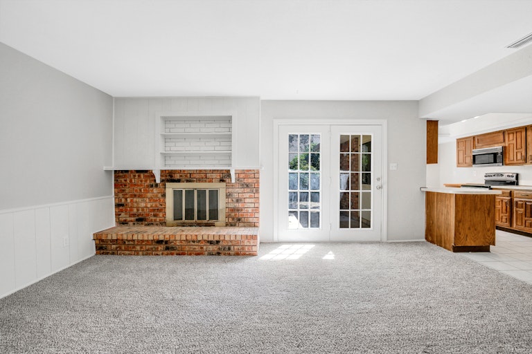 Photo 4 of 25 - 2324 Chinaberry Dr, Bedford, TX 76021