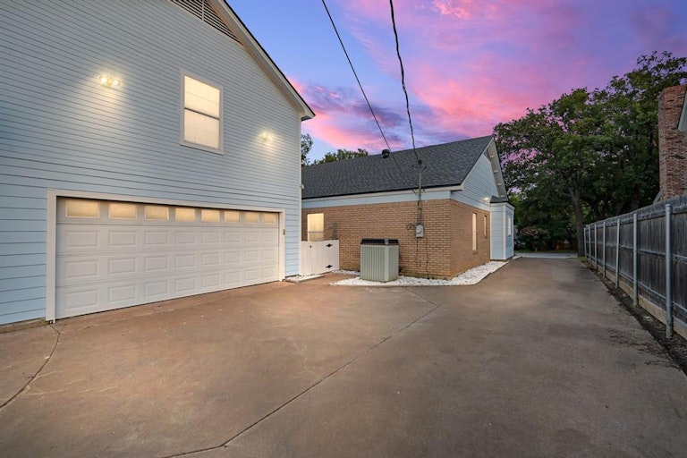 Photo 39 of 40 - 5607 Oak Branch Dr, Arlington, TX 76016