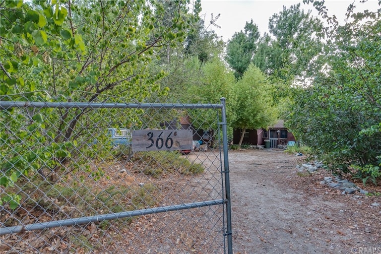 Photo 5 of 16 - 366 Lytle Ln, Lytle Creek, CA 92358