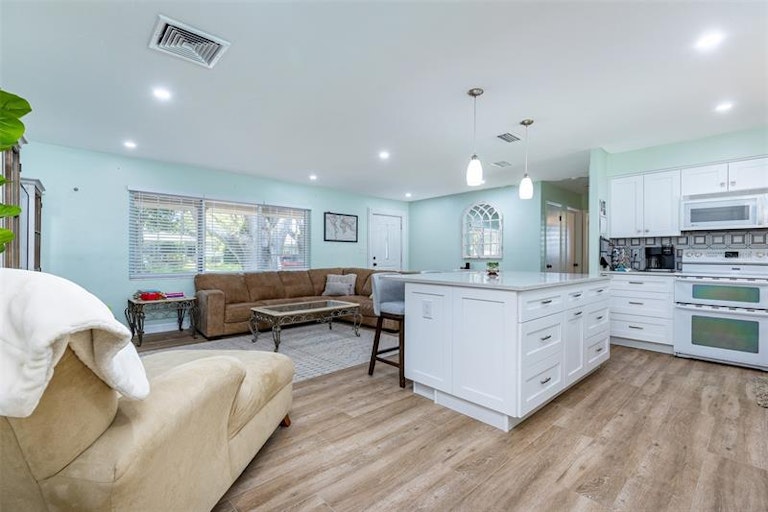 Photo 9 of 33 - 923 Phyllis Ave, Largo, FL 33771