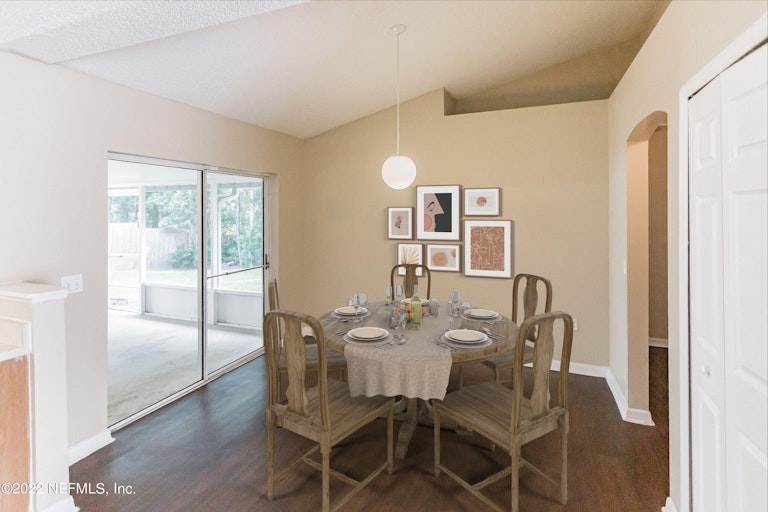 Photo 5 of 17 - 4025 Clearbrook Cove Rd, Jacksonville, FL 32218