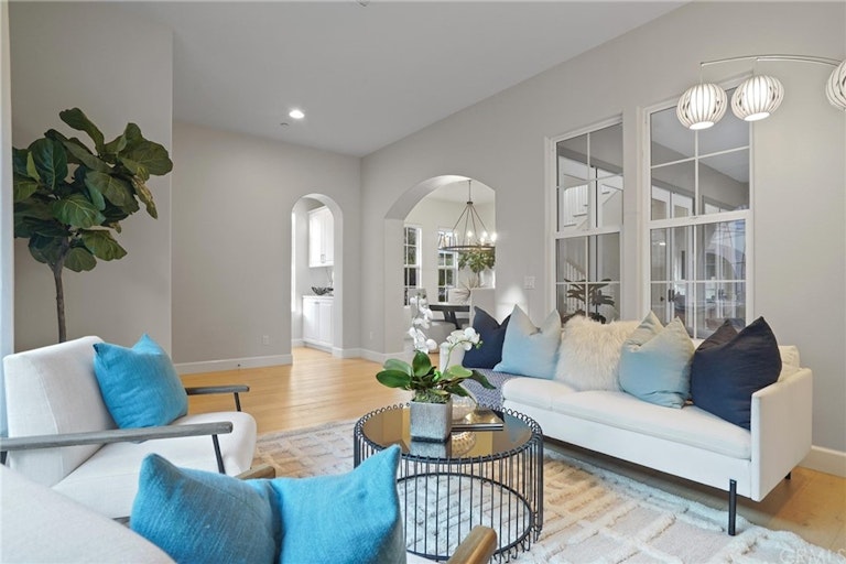 Photo 4 of 42 - 21247 Ronda Cir, Huntington Beach, CA 92648