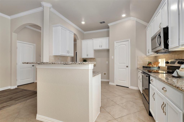 Photo 9 of 34 - 11416 Sadie St, Frisco, TX 75036