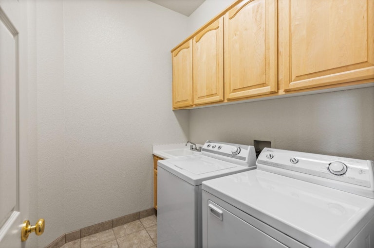 Photo 23 of 35 - 2421 Walnut Oaks Ln, Carmichael, CA 95608