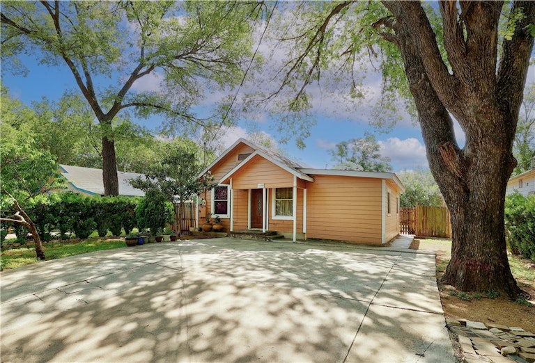 Photo 2 of 10 - 1109 Perry Rd, Austin, TX 78721