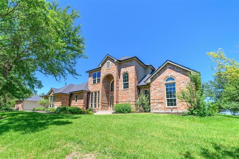 Photo 3 of 40 - 575 Chandler Dr, Aledo, TX 76008