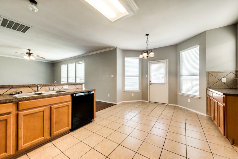 Photo 8 of 33 - 9909 Chadbourne Rd, Fort Worth, TX 76244