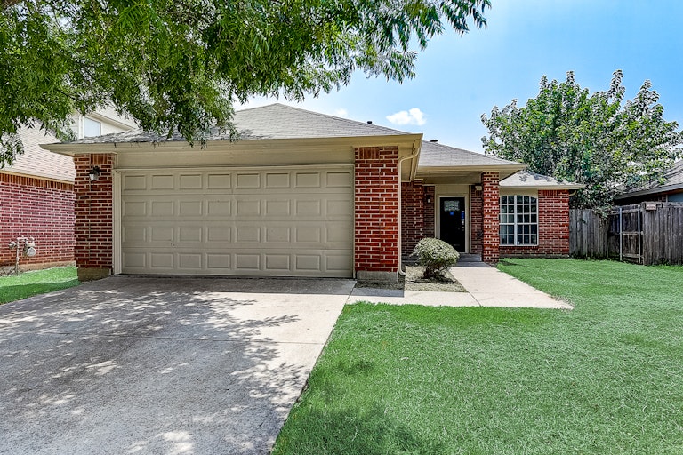 Photo 10 of 37 - 9032 Elbe Trl, Fort Worth, TX 76118
