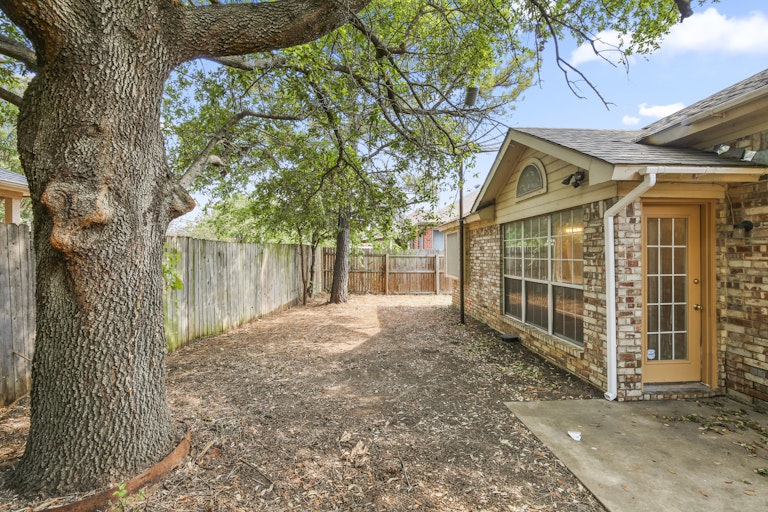 Photo 5 of 25 - 2981 Thames Trl, Fort Worth, TX 76118
