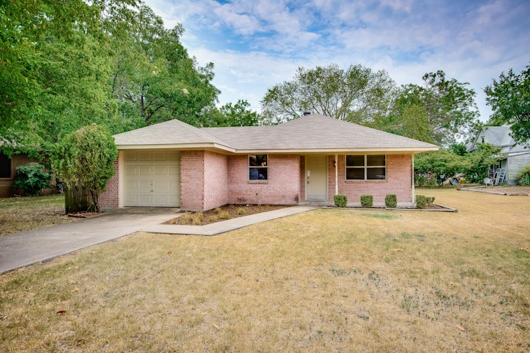Photo 4 of 21 - 214 E 4th St, Anna, TX 75409