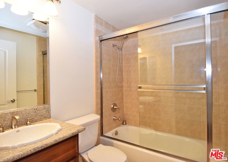 Photo 7 of 10 - 700 S Ardmore Ave #403, Los Angeles, CA 90005