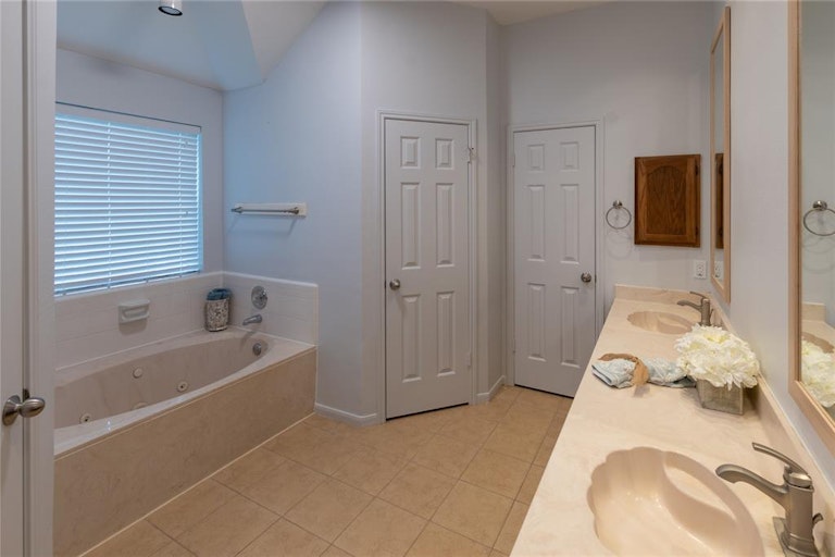 Photo 19 of 29 - 1010 Abbott Dr, Pearland, TX 77584