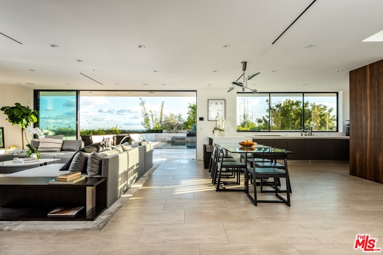 Photo 18 of 41 - 9393 Sierra Mar Dr, Los Angeles, CA 90069