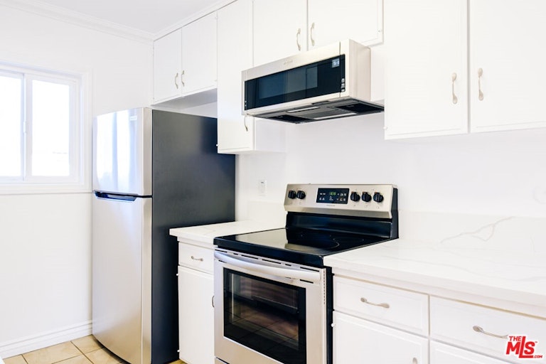 Photo 3 of 21 - 611 S La Veta Park Cir #125, Orange, CA 92868