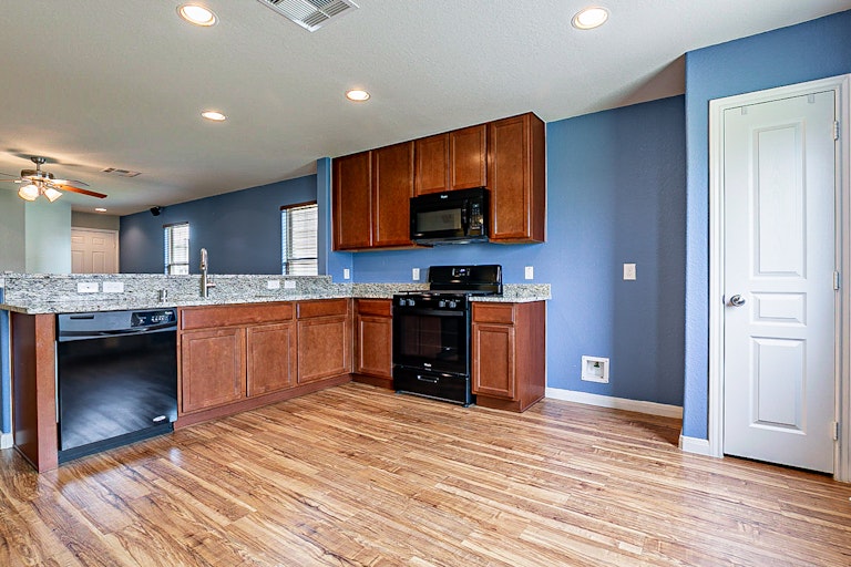 Photo 13 of 22 - 923 Salado Slough Ln, Rosenberg, TX 77471