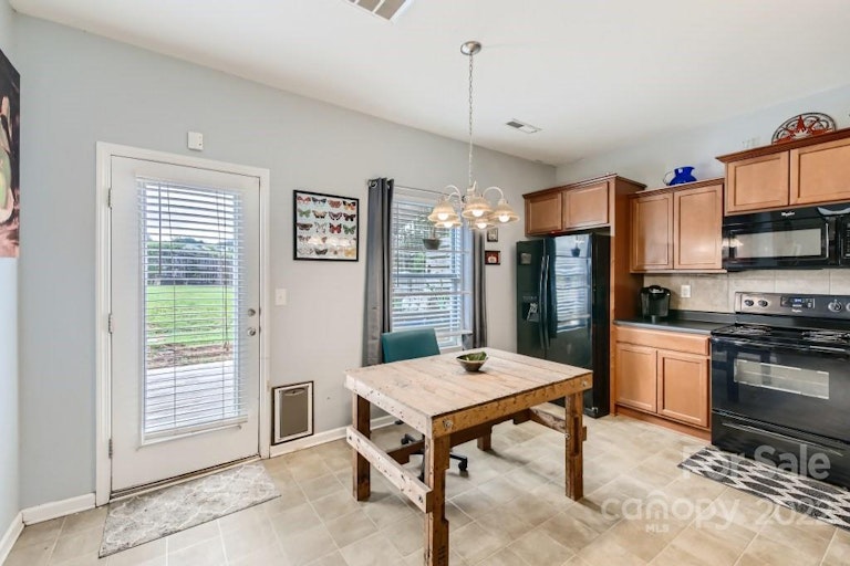 Photo 12 of 33 - 649 Cliffs Inn Cir, Charlotte, NC 28214