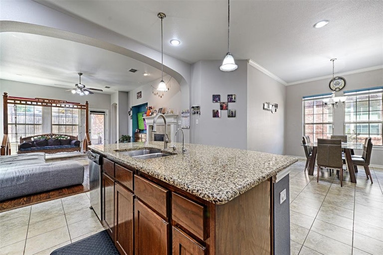 Photo 15 of 32 - 204 Vagon Castle Ln, Lewisville, TX 75056