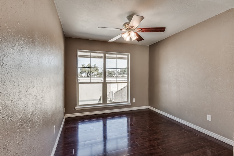 Photo 14 of 21 - 509 Valley Park Dr, Garland, TX 75043