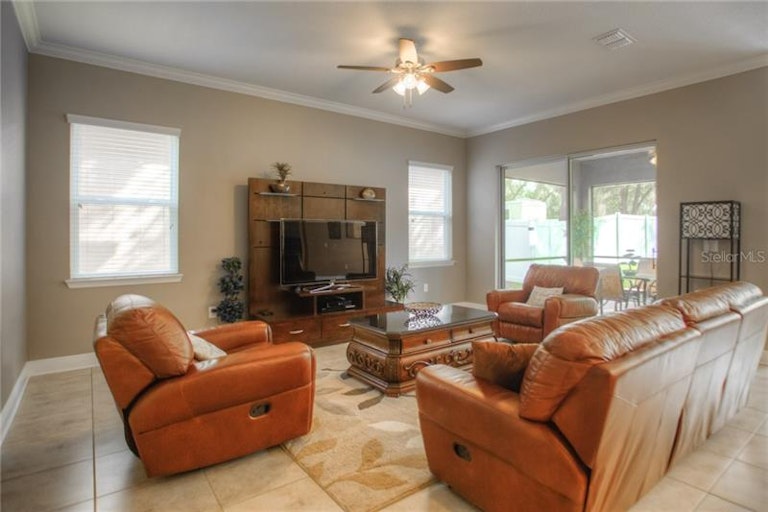 Photo 10 of 25 - 541 Westchester Hills Ln, Valrico, FL 33594
