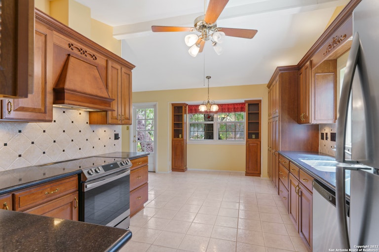 Photo 11 of 29 - 2035 Morning Dove St, San Antonio, TX 78232