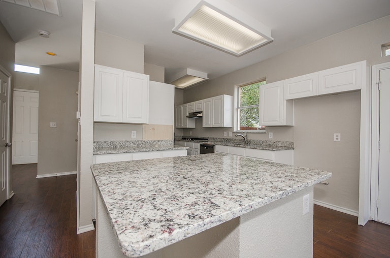 Photo 10 of 32 - 3922 Bach Blvd, Carrollton, TX 75007