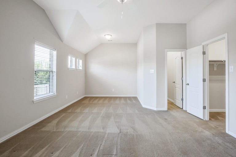 Photo 16 of 26 - 2556 Flowing Springs Dr, Fort Worth, TX 76177