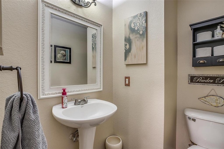 Photo 16 of 33 - 1235 Scarlet Sage Pkwy, Burleson, TX 76028