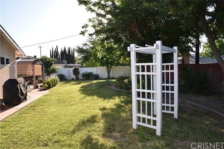 Photo 10 of 12 - 23807 Calvert St, Woodland Hills, CA 91367