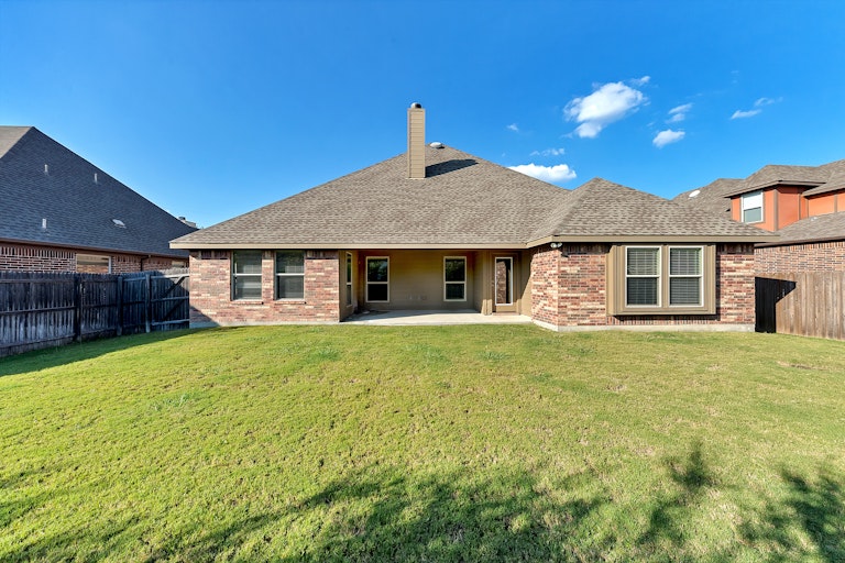 Photo 5 of 27 - 553 Sterling Dr, Fort Worth, TX 76126