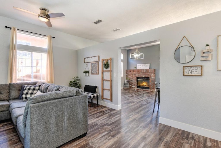 Photo 10 of 40 - 8372 Vintage Park Dr, Sacramento, CA 95828