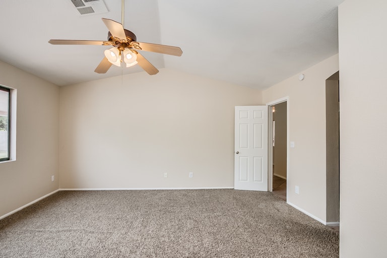 Photo 16 of 34 - 3014 W Daley Ln, Phoenix, AZ 85027