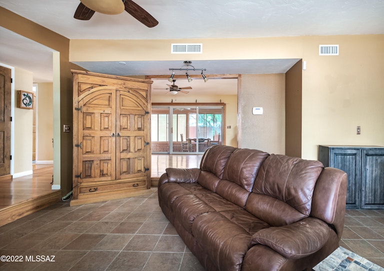 Photo 13 of 31 - 2515 N Rising Star Trl, Tucson, AZ 85745