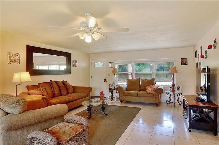 Photo 3 of 19 - 245 E Beach St, Groveland, FL 34736