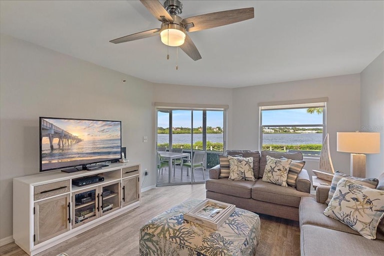 Photo 11 of 44 - 1360 Siesta Bayside Dr #1360-D, Sarasota, FL 34242
