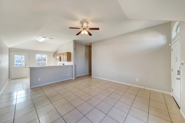 Photo 4 of 23 - 1143 Galicia Ln, Dallas, TX 75217