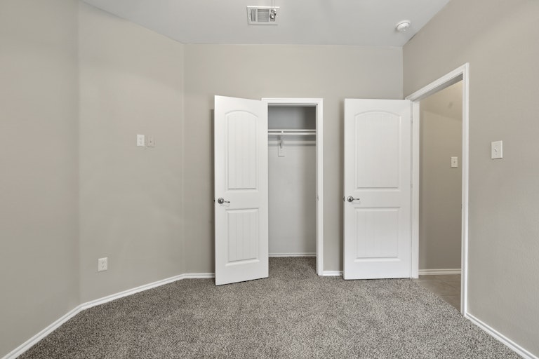 Photo 18 of 28 - 2017 Sterling Gate Dr, Heartland, TX 75126