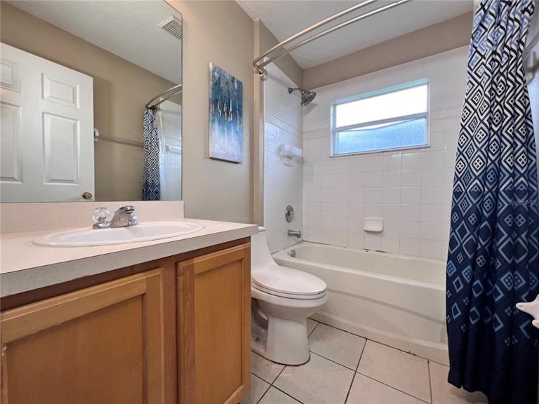 Photo 10 of 28 - 8438 Carriage Pointe Dr, Gibsonton, FL 33534