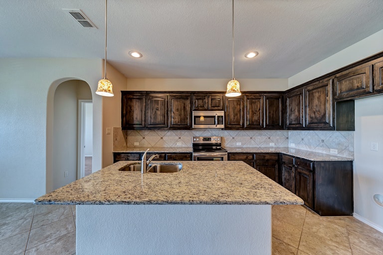 Photo 8 of 28 - 4701 Red Gate Cir, Keller, TX 76244