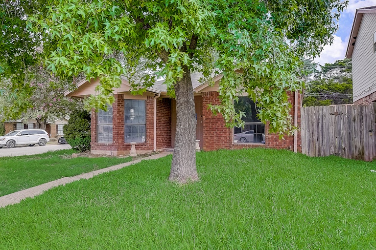 Photo 12 of 36 - 10503 Leroy Ct, Dallas, TX 75217
