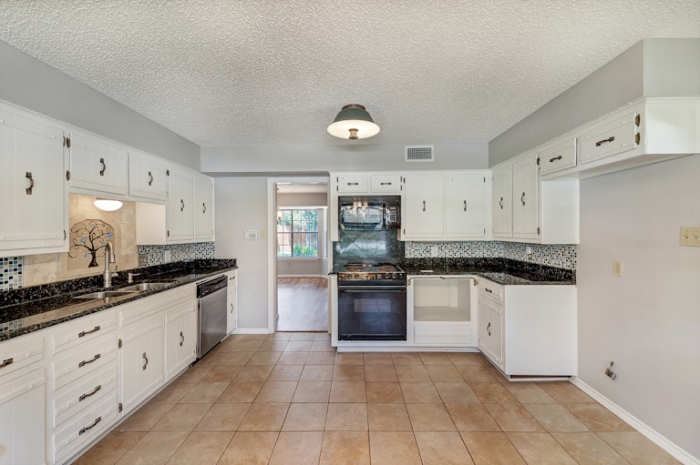 Photo 4 of 29 - 3013 Willow Ln, Bedford, TX 76021