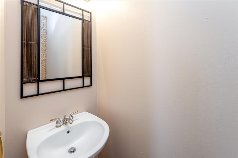 Photo 13 of 47 - 2828 Bering Dr, Houston, TX 77057