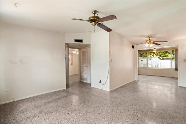 Photo 11 of 29 - 10384 111th Pl, Largo, FL 33773