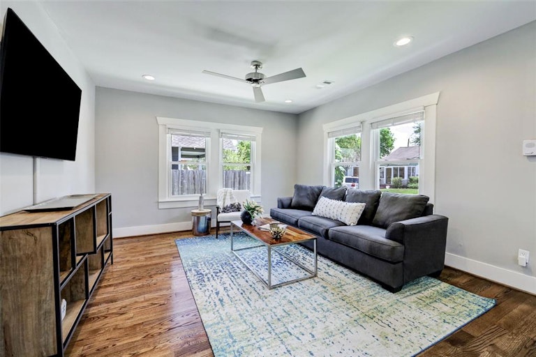 Photo 3 of 20 - 1033 E 16th St, Houston, TX 77009