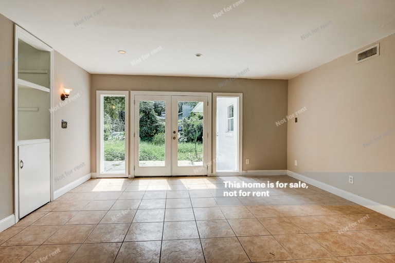 Photo 13 of 32 - 6438 Swallow Cove Rd, Jacksonville, FL 32211
