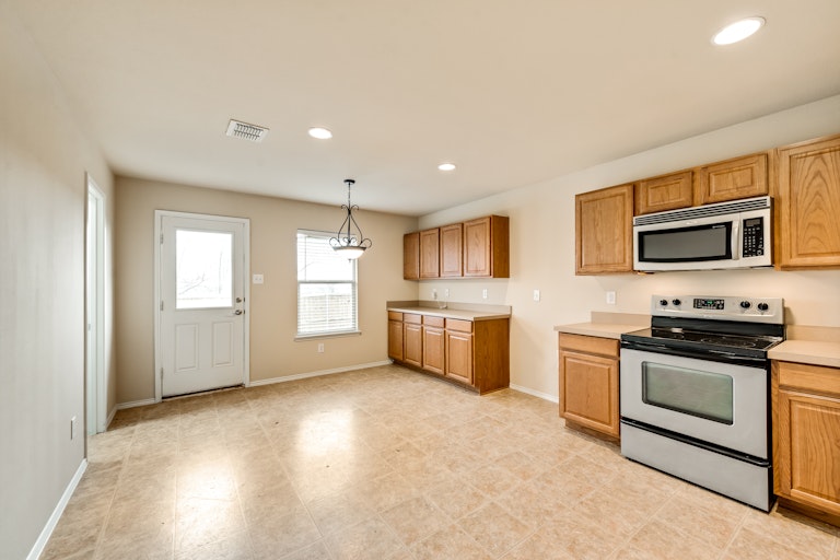 Photo 10 of 23 - 536 Laurel Ln, Fate, TX 75087