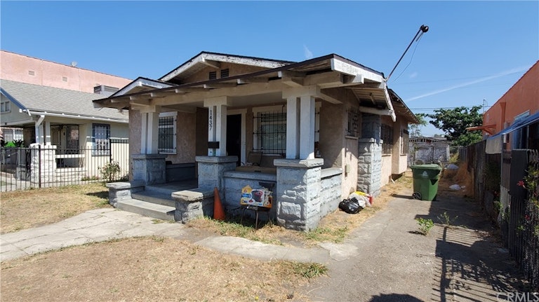 Photo 1 of 7 - 1437 W 54th St, Los Angeles, CA 90062